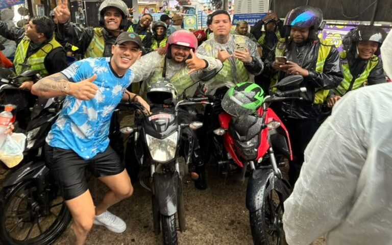 Debaixo de chuva, Zé Vaqueiro vive um dia de conexão com a Rocinha e apoia projetos sociais e mulheres empreendedoras locais